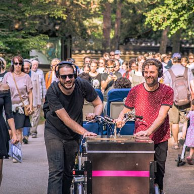 Die Kiezpoeten mit ihrem Hörspiel Slam to go in den Gärten der Welt (Berlin-Marzahn)